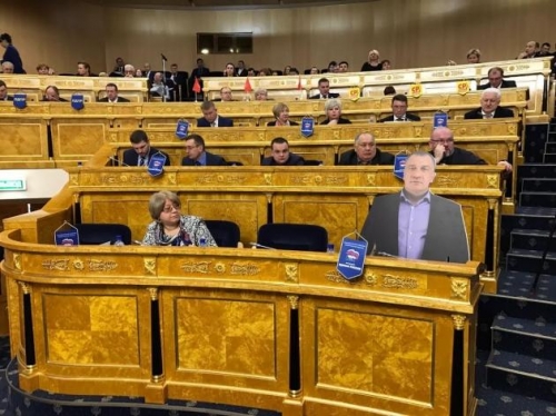 ЗакС Ленобласти настолько бесполезен, что на заседание принесли картонного депутата