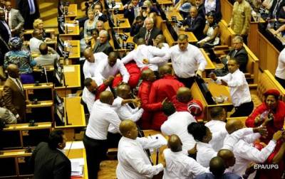 В парламенте ЮАР подрались депутаты