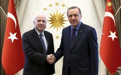 Маккейн секретно посетил сирийских курдов перед визитом к Эрдогану