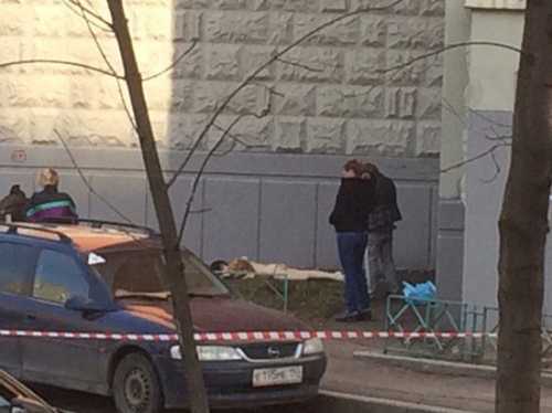Голая женщина выпала из окна дома на севере Москвы