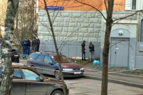 Голая женщина выпала из окна дома на севере Москвы