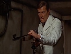 Умер актер Роджер Мур, исполнивший роль агента 007 в семи фильмах бондианы