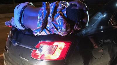 Дело темное: водитель седана не заметил спящего на багажнике пьяницу и поехал