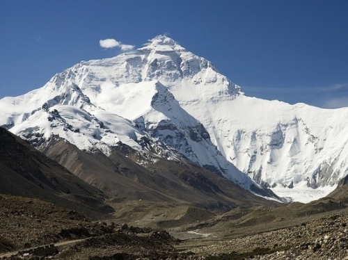 На Эвересте снова погибли люди: четверых альпинистов нашли в палатке