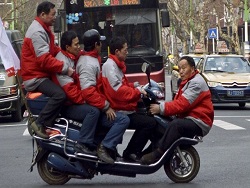 Китайцев хотят пересадить со скутеров на мини электромобили