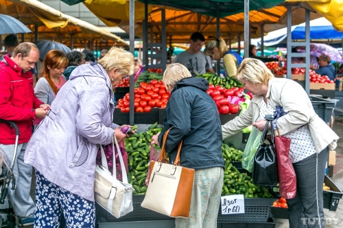 Цены на Скидельском рынке: клубника подорожала, зелень и молодой картофель подешевели