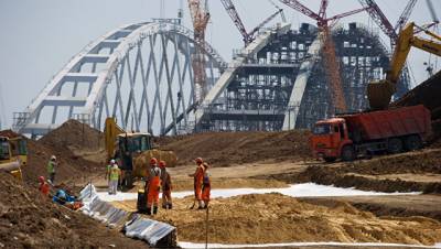 Строители закончили сборку автомобильной арки моста в Крым