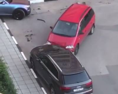 День не задался: мужчина протаранил пять автомобилей на парковке