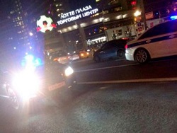 Водителя, сбившего насмерть полицейского в центре Москвы, увезли на машине ФСБ