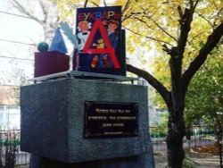 В России установили памятник букварю с ошибкой