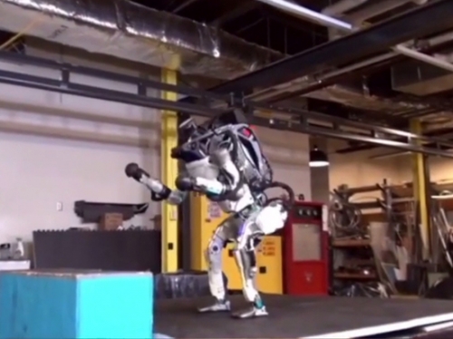 Американский робот гуманоид научился делать сальто