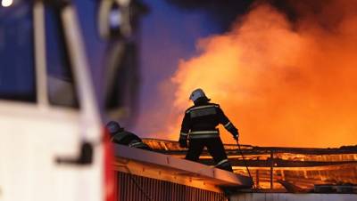 В Волгограде потушили пожар на складе лакокрасочных изделий