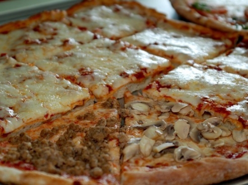 На МКС приготовили пиццу в невесомости: процесс запечатлели на камеру