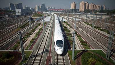 Китаец придумал необычный способ согнать пассажиров поезда с сидений
