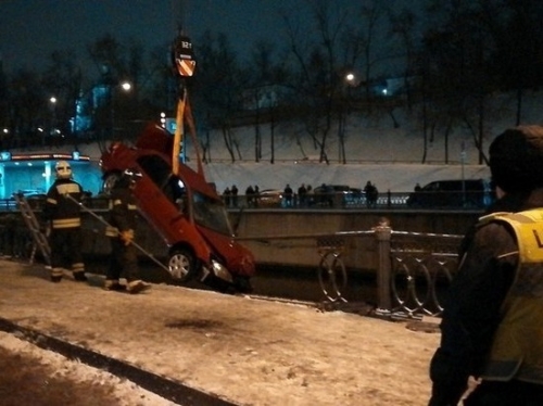 В Москве женщина вместе с машиной упала в Яузу