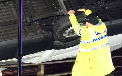 «Я просто делал свою работу»: полицейский руками удержал повисший на мосту фургон