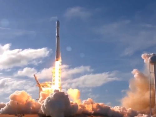С космодрома на мысе Канаверал стартовала сверхтяжелая ракета носитель Falcon Heavy
