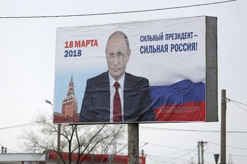 В Челябинске билборд Владимира Путина облили зеленой красной