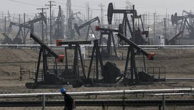 Цена на нефть опустилась ниже $65 впервые с начала года