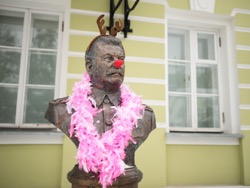 Депутат переодел бюсты Сталина и Николая II в клоунов