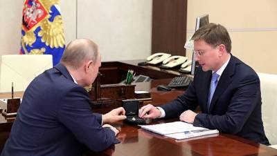 Глава АЛРОСЫ показал Путину розовый и желтый алмазы, добытые в России