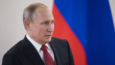 Песков: Путин простужен, но продолжает работать