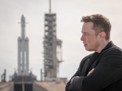 Маск объяснил, почему SpaceX не боится запускать ракету с 27 двигателями