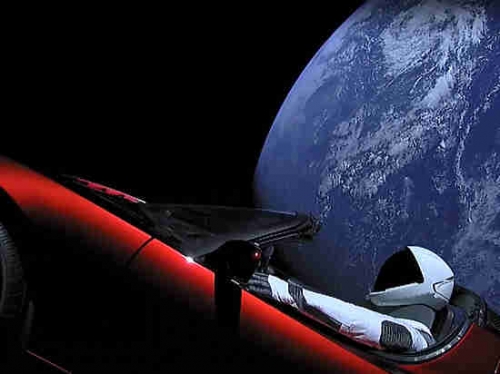 Tesla в космосе: соцсети делают мемы про Маска и плачут по России