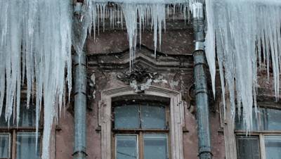 В Петербурге на ребенка упала глыба льда с крыши дома