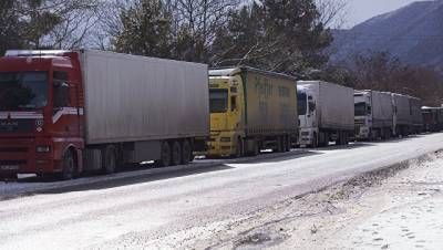 Военно Грузинскую дорогу закрыли для грузовиков из за ухудшения погоды