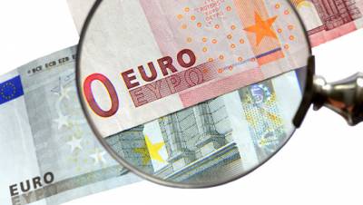 Официальный курс евро на четверг снизился до 70,53 рубля
