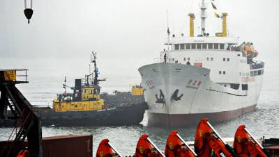 Танкер заправил обесточенное судно из КНДР, стоящее у Владивостока