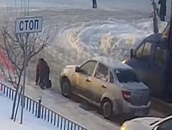 В Ярославле водитель наехал на упавшую женщину, когда на светофоре ему загорелся зеленый