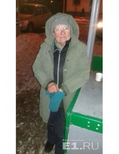 В Екатеринбурге старушка поселилась внутри прилавка для уличной торговли