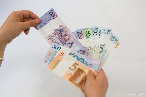 Средняя зарплата госуправленцев превысила 1300 рублей