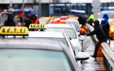 Назойливыми таксистами в аэропортах займется транспортная прокуратура