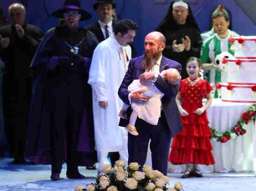 Кехман в день своего рождения вышел на сцену со спящей дочкой на руках