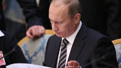 Путин подписал закон о валютной зарплате россиян, работающих за рубежом