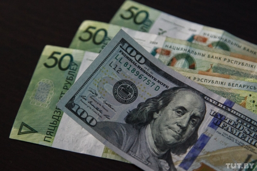 Белорусы пополняют рублевые вклады, а валютные   тратят на жизнь