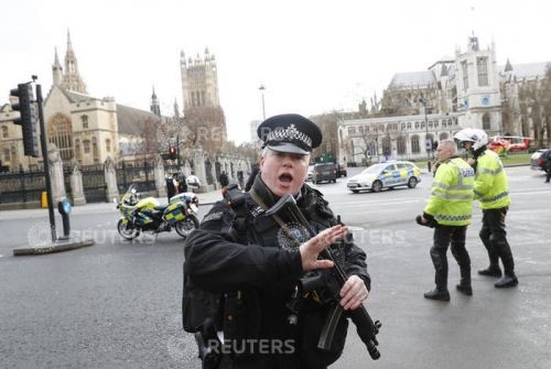 Возле британского парламента обстреляли людей