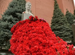 Почему в современной России возрождается культ Сталина?