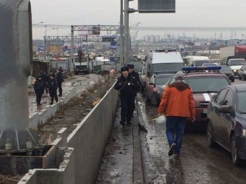 Новое тело погибшего нашли под обломками моста в Новой Москве