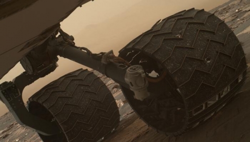 Марсоход Curiosity повредил колесо