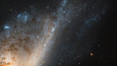 Хаббл сфотографировал галактику, совершающую самоубийство