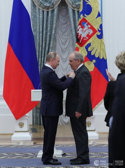 Путин в Кремле вручил золотые звезды Героя труда