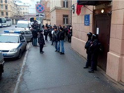 У 78 отдела полиции в Петербурге собрались участники прогулки оппозиции