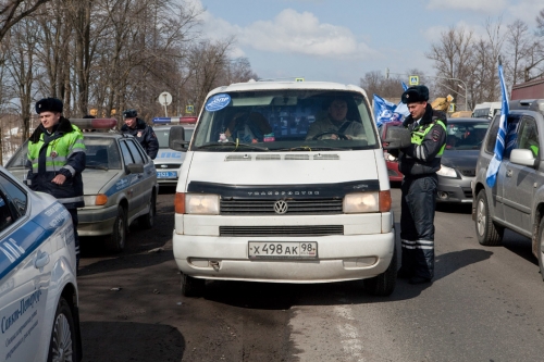 ОМОН предотвратил автопробег в поддержку дальнобойщиков под Петербургом