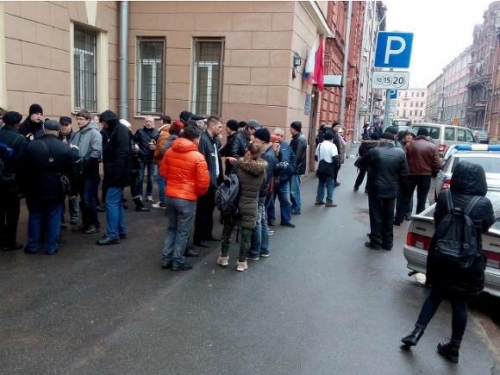 У 78 отдела полиции в Петербурге собрались участники прогулки оппозиции