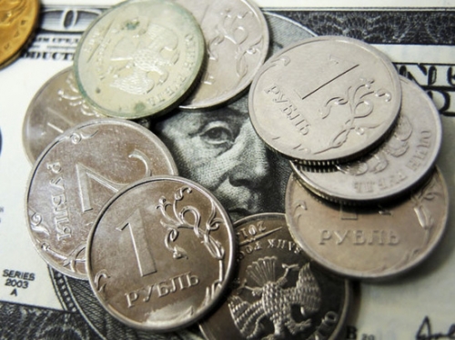 Курс рубля: доллар упал до двухлетнего минимума