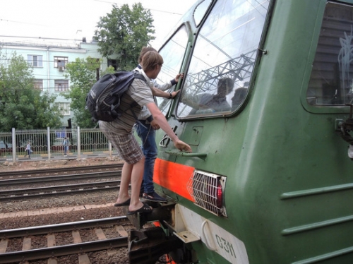 Подросток получил удар током на железной дороге в Москве